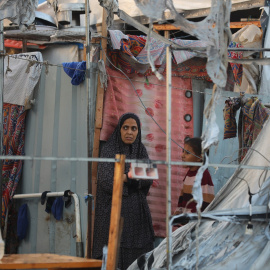  Una mujer palestina contempla la destrucción tras los ataques israelíes contra las tiendas de campaña de civiles desplazados en el Hospital de los Mártires de Al-Aqsa en Deir al-Balah. Omar Ashtawy / APA Images via ZUMA/ Europa Press.