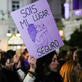  Una mujer sostiene un cartel durante la manifestación del 8M en Valencia. Imagen de archivo. Europa Press