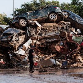  Varias personas limpian entre coches amontonados en Alfafar, Valencia. Carlos Luján / Europa Press.