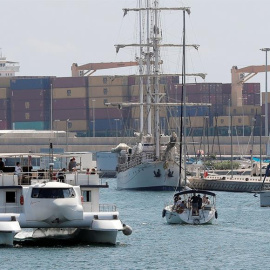 Vista general del carguero de contenedores  fondeado en el puerto de Valéncia, "Sag Good Timing", en el que han fallecido dos polizones. / EFE/ Kai Försterling