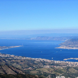 Foto panorámica del estrecho marino que separa la isla de Sicilia de la Italia peninsular / Wikipedia