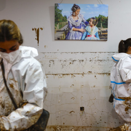 Dos voluntarias trabajan en una casa en Paiporta (València). / Jorge Zapata (EFE)