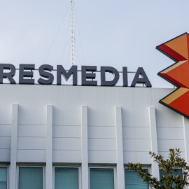 El logo de Atresmedia en lo alto de la sede del grupo de comunicación en San Sebastián de los Reyes (Madrid). E.P./Ricardo Rubio