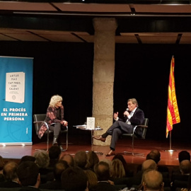 Artur Mas, amb Mònica Terribas, durant la presentació del llibre a la Pedrera. C.M.