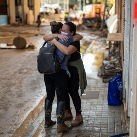  Dos mujeres se abrazan, en Benetússer, Valencia. La DANA ha dejado, por el momento, 210 víctimas mortales. Alejandro Martínez Vélez / Europa Press.