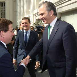 El recién elegido alcalde de Madrid, José Luis Martínez-Almeida (PP), saluda a Javier Ortega Smith (Vox). EP