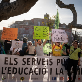  Varias personas con carteles y una pancarta durante una concentración a favor de la Renta Básica Universal en Catalunya. Imagen de archivo. Europa Press