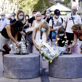 Imatge del minut de silenci en record i homenatge a les víctimes de l'atemptat del 17-A. AJUNTAMENT DE BARCELONA