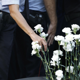 Miembros del cuerpo de los Mossos d,Esquadra depositan claveles blancos, durante el acto institucional celebrado este sábado en conmemoración del segundo aniversario del atentado terrorista del 17A en las Ramblas de Barcelona | EFE