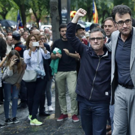 Josep Maria Jové, i Lluís Salvadó surten en llibertat i saluden els ciutadans concentrats a les portes de la Ciutat de la Justícia / EFE Andreu Dalmau