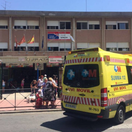 Una UVI móvil del SUMMA, frente al colegio Iplacea de Alcalá de Henares, este miércoles.