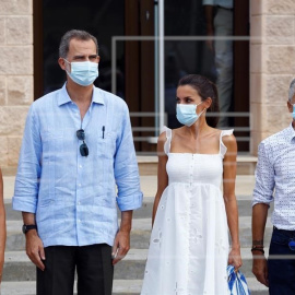 Felip de Borbó i Letizia Ortiz, companyats per la presidenta balear, Francina Armengol i el ministre de l'Interior, Fernando Grande.Marlaska. EFE