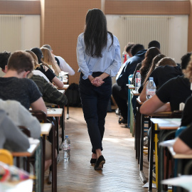 Una profesora vigila un examen. AFP/Frederick Florin.