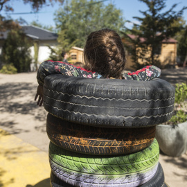 Una niña jugando en la escuela El Dragón. FERNANDO SÁNCHEZ.