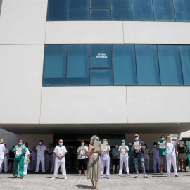 Concentració de protesta de personal sanitari davant l'hospital de la Fe de València. EFE/Ana Escobar