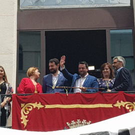 Álex Pastor (PSC), al balcó de l'Ajuntament de Badalona.