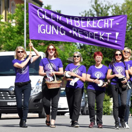 14/06/2019.- Mujeres protestan durante la huelga feminista en Zúrich, Suiza, este viernes. EFE/ Walter Bieri