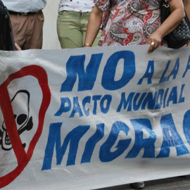 Grupos de personas protestan hoy, frente a la Cancillería, en Asunción (Paraguay). Unas dos docenas de personas se manifestaron hoy frente a la Cancillería para mostrar su repulsa al apoyo del Gobierno al Pacto Mundial de Migración, que denunciaron co