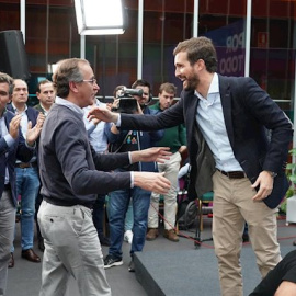 El expresidente del PP vasco, Alfonso Alonso, y el presidente del PP, Pablo Casado, se saludan durante un acto electoral del Partido Popular en Vitoria (Euskadi/España) a 1 de noviembre de 2019. - H.Bilbao - Europa Press - Archivo