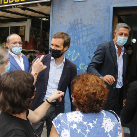 El president del PP, Pablo Casado, i l'alcalde de Badalona, Xavier Garcia Albiol, saludant veïns del barri de la Salut. JORDI PUJOLAR