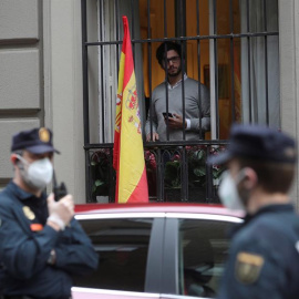 Vecinos del madrileño barrio de Salamanca se manifiestan contra el Gobierno, vigilados por un fuerte dispositivo policial, por su gestión en la crisis del coronavirus, este jueves en Madrid. EFE/Rodrigo Jiménez