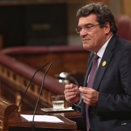 El Ministro de Inclusión, Seguridad Social y Migraciones, José Luis Escrivá, interviene durante el pleno celebrado en el Congreso de los Diputados donde han tratado el Real Decreto del Ingreso Mínimo Vital. EUROPA PRESS/E. Parra. POOL/Archivo