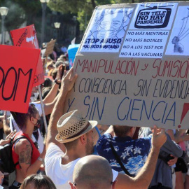 Vista de los asistentes a la manifestación que se celebró el 16 de agosto en la Plaza de Colón de Madrid convocada en redes sociales en contra del uso de las mascarillas a todas horas y en los espacios públicos. © EFE/Fernando Alvarado