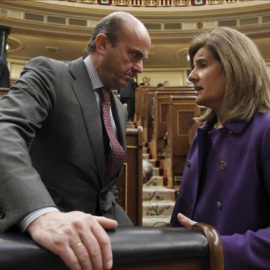 La ministra de Empleo, Fátima Báñez, con el ministro de Economía, Luis de Guindos.