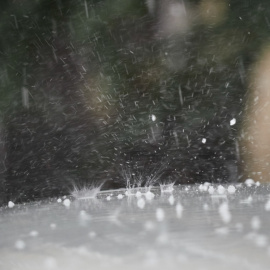 Lluvias fuertes acompañadas de granizo y rachas fuertes de viento en el interior y descenso térmico generalizado. / Eduardo Sanz / Europa Press / Archivo