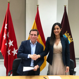 José Luis Martínez-Almeida y Begoña Villacís se dan la mano tras firmar el acuerdo en el Ayuntamiento de Madrid. /TWITTER