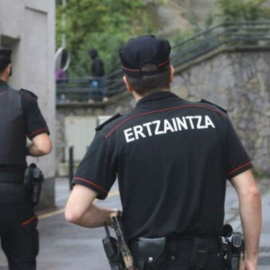 Dos agentes de la Ertzaintza. EFE