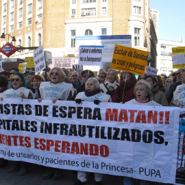 La Marea Blanca toma la calle para protestar contra el recorte horario en los centros de salud | Mireia López Sánchez