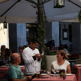 Un camarero toma nota de la orden en una terraza en el centro de Madrid. REUTERS/Susana Vera