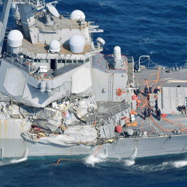 Un lateral del destructor USS Fitzgerald seriamente dañado en el mar de Japón. /REUTERS