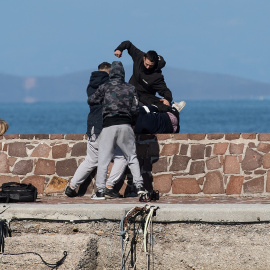 Una agresión ultraderechista en Lesbos a un periodista. REUTERS/Stringer