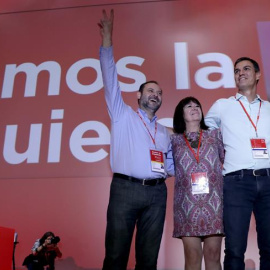 De izquierda a derecha, José Luis Abalos, Cristina Narbona, Pedro Sánchez y Adriana Lastra saludan a los delegados al comienzo del Congreso Federal del PSOE. /EFE