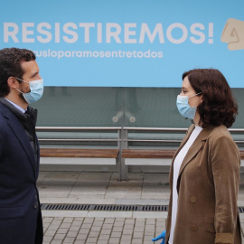 El líder del Partido Popular, Pablo Casado, junto a la presidenta de la Comunidad de Madrid, Isabel Díaz Ayuso, durante una visita al Hospital de Campaña de Ifema. E.P.