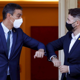 -FOTODELDÍA-MADRID, 03/09/2020.- El presidente del Gobierno, Pedro Sánchez, recibe al portavoz de ERC, Gabriel Rufián (d), este jueves en el Palacio en La Moncloa, en el marco de la ronda de contactos que el jefe del Ejecutivo inició ayer con las dife