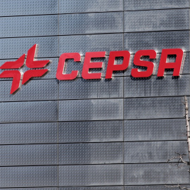 Imagen del logo de Cepsa en su sede en la zona financiera Cuatro Torres Business Area, en Madrid. E.P./Eduardo Parra