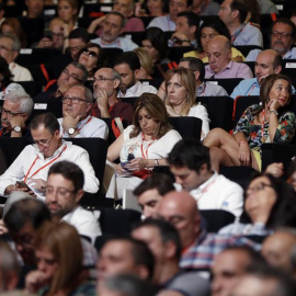 La presidenta de Andalucía, Susana Díaz (c), consulta su móvil durante la inauguración del Congreso Federal del PSOE, esta mañana en Madrid. EFE/Sergio Barrenjechea