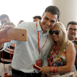 El líder del PSOE, Pedro Sánchez, se hace un autorretrato con una simpatizante tras la inauguración del Congreso Federal del PSOE, esta mañana en Madrid. EFE/Emilio Naranjo