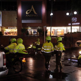 Integrantes de la policía colombiana inspeccionan los alrededores del Centro Comercial Andino tras el atentado. /EFE