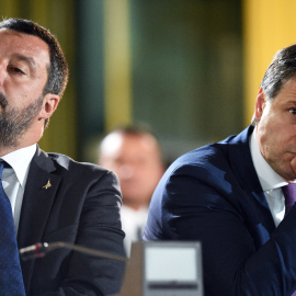 El primero ministro italiano, Giuseppe Conte, y el viceprimero ministro y titular de Interio, Matteo Salvini, en un acto en Palermo (Sicilia), el pasado mayo. REUTERS/Guglielmo Mangiapane