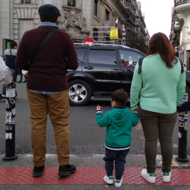 Dos niños esperan para cruzar en un paso de cebra de Madrid. / H.M.