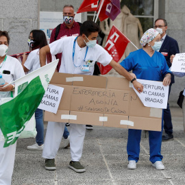 Manifestación que los sindicatos de la sanidad pública en la Comunidad de Madrid han convocado este martes ante el hospital Clínico de Madrid. /EFE