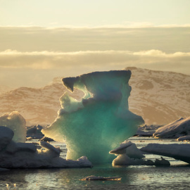 Un iceberg flota en un fiordo cerca de la localidad de Tasiilaq, en Groenlandia. (LUCAS JACKSON | EFE)