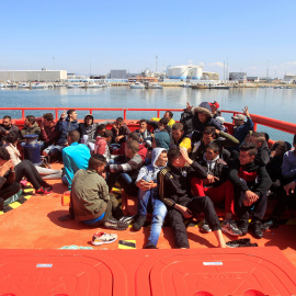 Los 66 inmigrantes rescatados esta mañana por Salvamento Marítimo cuando viajaban a bordo de cuatro pateras en el Estrecho de Gibraltar. EFE/A.Carrasco Ragel