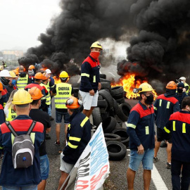 Decenas de trabajadores de la factoría de Alcoa en San Cibrao, Cervo (Lugo). EFE/Eliseo Trigo