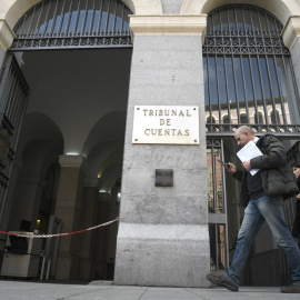 Un hombre pasa por la puerta principal del edificio del Tribunal de Cuentas en Madrid. E.P./Óscar Cañas