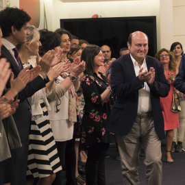 La dirección del PNV recibe con aplausos a Juan Mari Atutxa a su llegada a Sabin Etxea, la sede del partido, tras conocerse que el Tribunal Europeo de Derechos Humanos (TEDH) ha condenado a España por violación del derecho a un proceso equitativo al ex